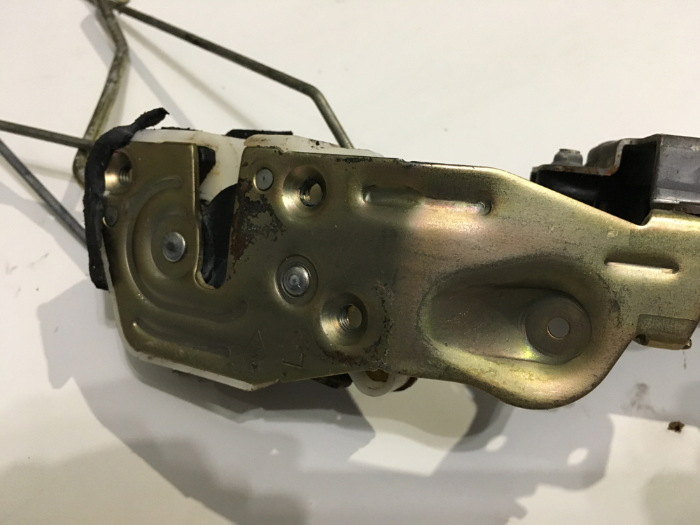 Замок дверной водительский. MITSUBISHI SIGMA 3.0 V6-24(DOHC/4WS).  Украина Україна Ukraine. www.afonder.com