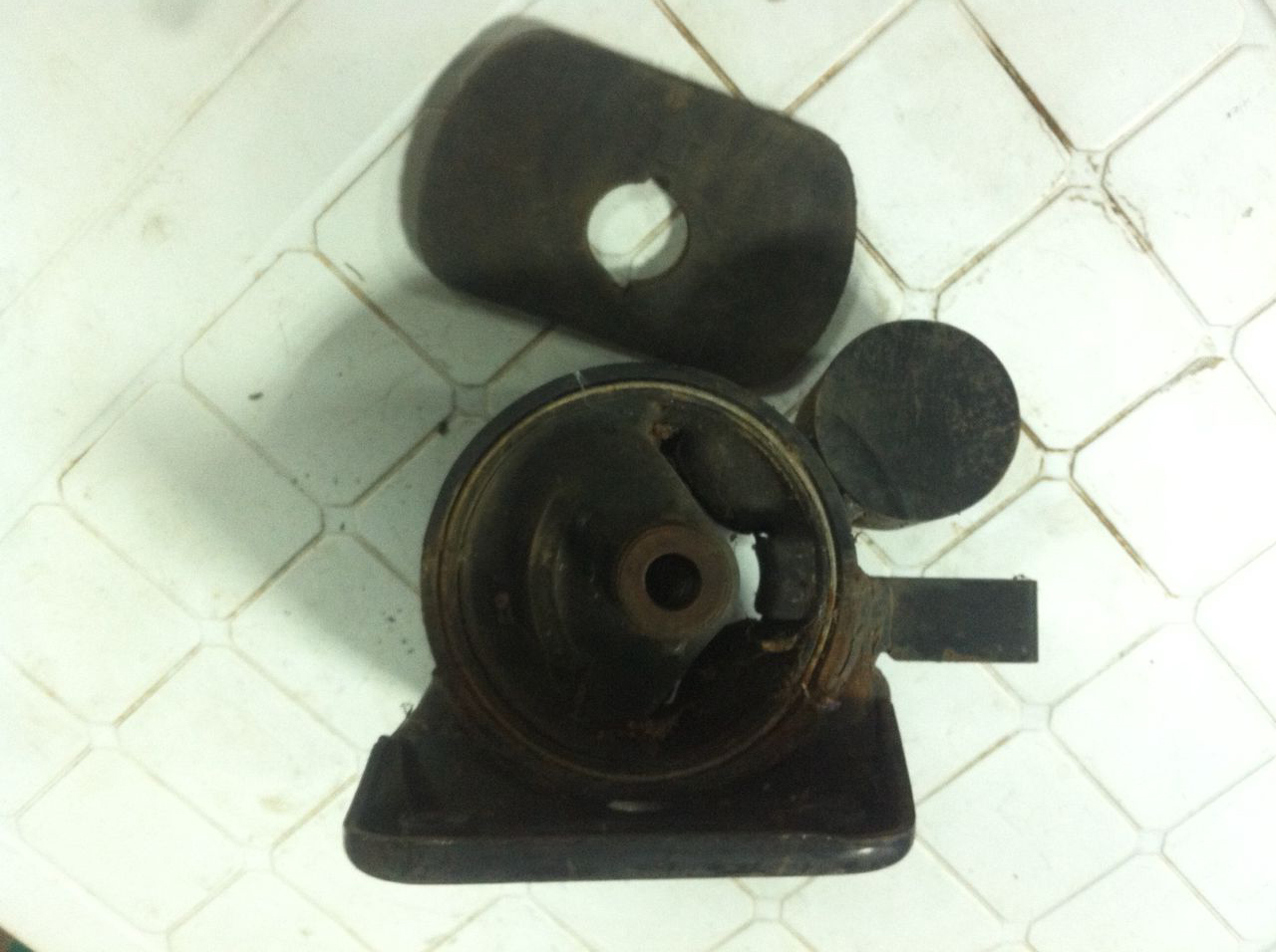 Подушка КПП (автомат коробки) двигателя левая MB581767. MITSUBISHI SIGMA 3.0 V6-24(DOHC/4WS).   Украина Україна Ukraine. www.afonder.com