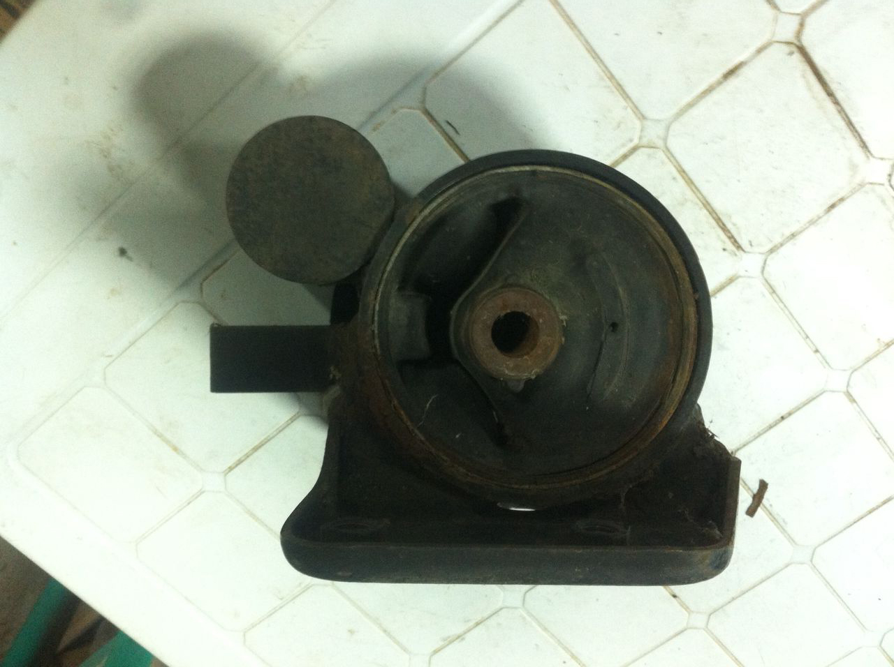 Подушка КПП (автомат коробки) двигателя левая MB581767. MITSUBISHI SIGMA 3.0 V6-24(DOHC/4WS).   Украина Україна Ukraine. www.afonder.com