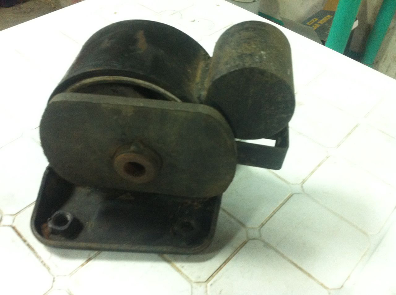Подушка КПП (автомат коробки) двигателя левая MB581767. MITSUBISHI SIGMA 3.0 V6-24(DOHC/4WS).   Украина Україна Ukraine. www.afonder.com