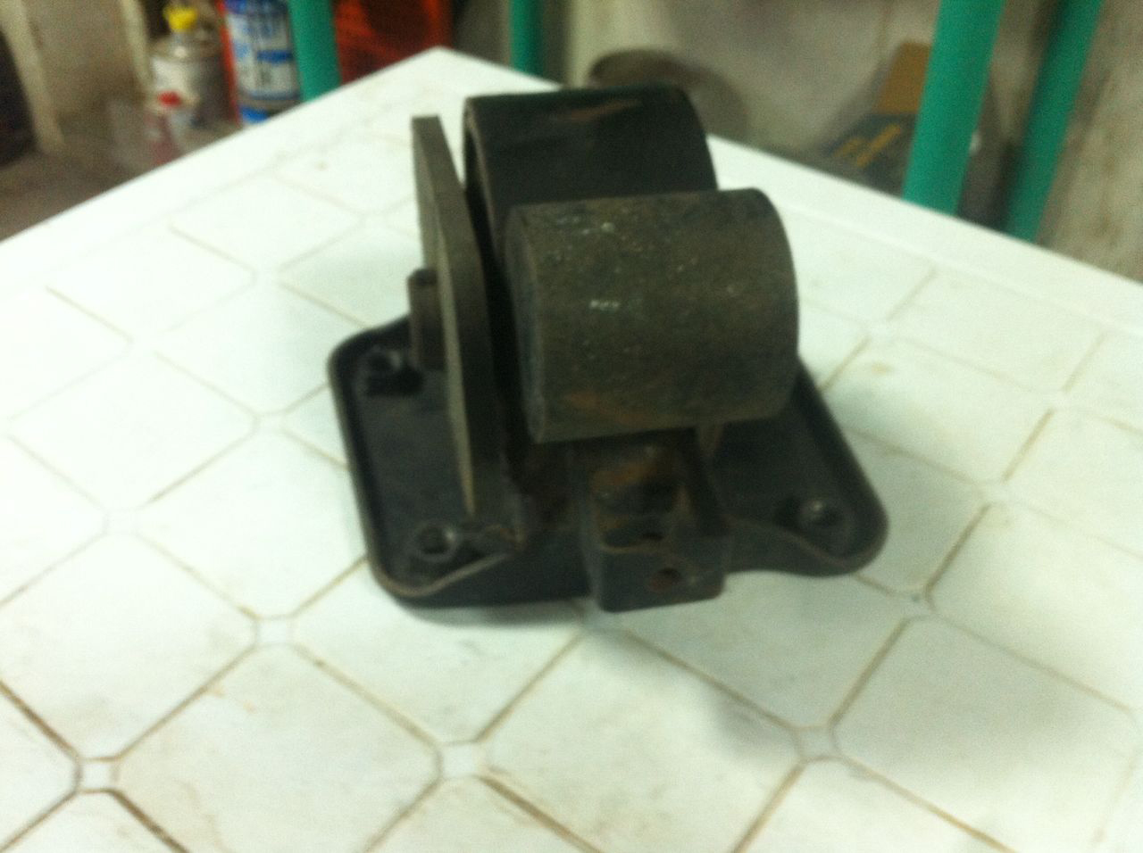 Подушка КПП (автомат коробки) двигателя левая MB581767. MITSUBISHI SIGMA 3.0 V6-24(DOHC/4WS).   Украина Україна Ukraine. www.afonder.com