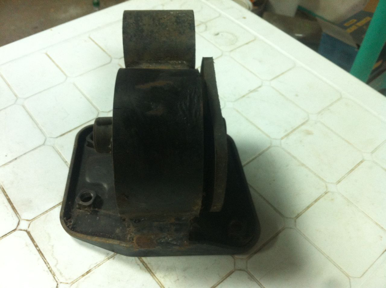 Подушка КПП (автомат коробки) двигателя левая MB581767. MITSUBISHI SIGMA 3.0 V6-24(DOHC/4WS).   Украина Україна Ukraine. www.afonder.com