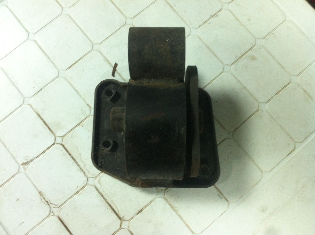 Подушка КПП (автомат коробки) двигателя левая MB581767. MITSUBISHI SIGMA 3.0 V6-24(DOHC/4WS).   Украина Україна Ukraine. www.afonder.com