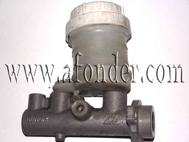 Mitsubishi Carisma. MR244839. Главный тормозной цилиндр. Б/У.