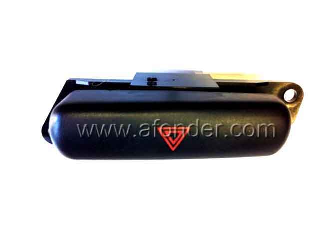 Mitsubishi Carisma. MR114083. Кнопка аварийной сигнализации. Б/У.