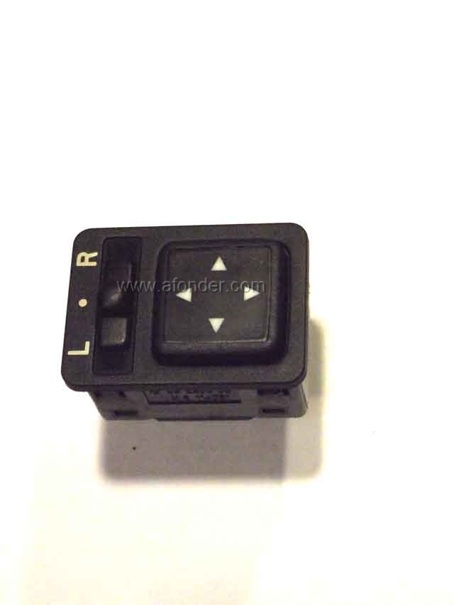 Mitsubishi Carisma. MR114081.Регулятор зеркал. Б/У.